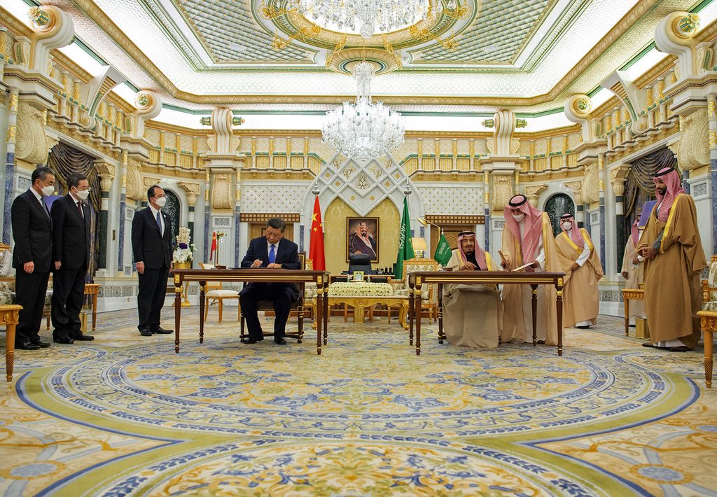 Raja Arab Saudi Salman bin Abdulaziz (kaman) bertemu dengan Presiden China Xi Jinping (kiri) menyepakati kerja sama senilai 30 miliar dollar AS. 