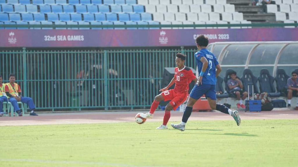 Gelandang Indonesia, Beckham Putra (kiri), mengontrol bola saat dikawal pemain Filipina pada laga penyisihan Grup A sepak bola putra SEA Games Kamboja 2023 di Stadion Nasional Phnom Penh, Kamboja, Sabtu (29/4/2023). Indonesia menang, 3-0.