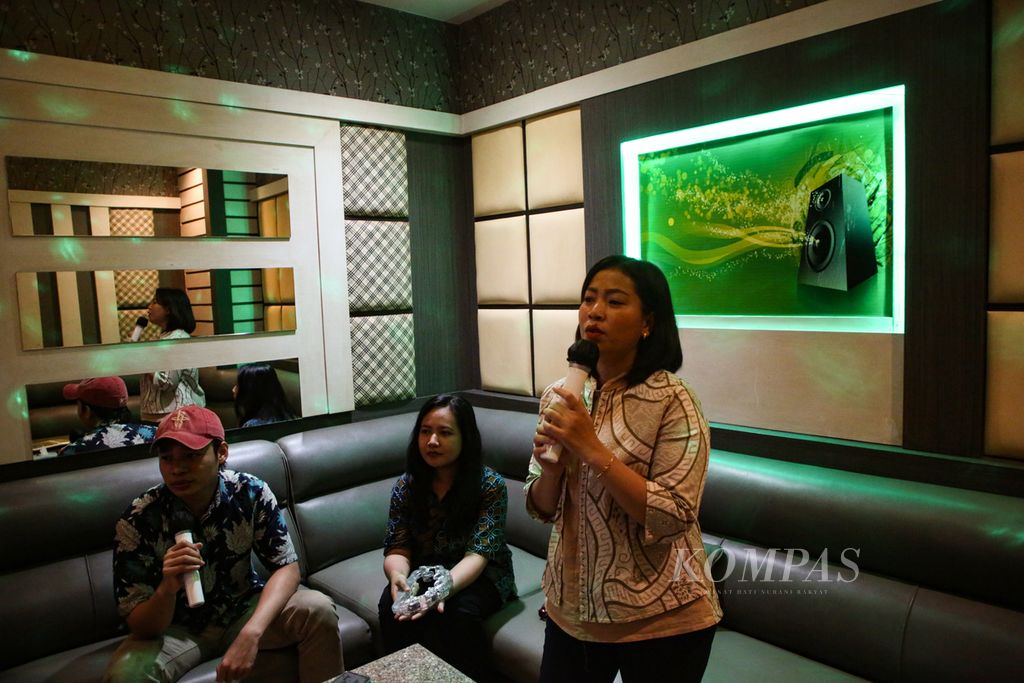 Suasana di tempat hiburan karaoke keluarga Inul Vizta di kawasan Lebak Bulus, Jakarta Selatan, Jumat (19/1/2024). Pemerintah akan memberikan keringanan bagi pengusaha jasa hiburan tertentu terdampak kenaikan pajak hiburan hingga 40-75 persen. Selain menyiapan insentif fiskal, pemerintah pusat juga mempersilakan pemerintah daerah untuk memberlakukan pajak hiburan lebih rendah dari 40 persen. 