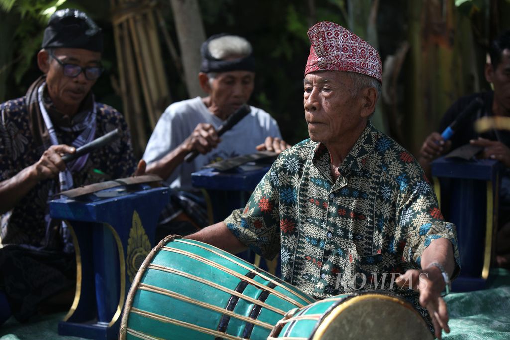 Amak Maisur berlatih <i>klenang nunggal </i>bersama kelompoknya Maha Pati di Dusun Pancor Kopong, Desa Pringgasela Selatan, Kecamatan Pringgasela, Kabupaten Lombok Timur, Nusa Tenggara Barat, Senin (18/12/2023). 