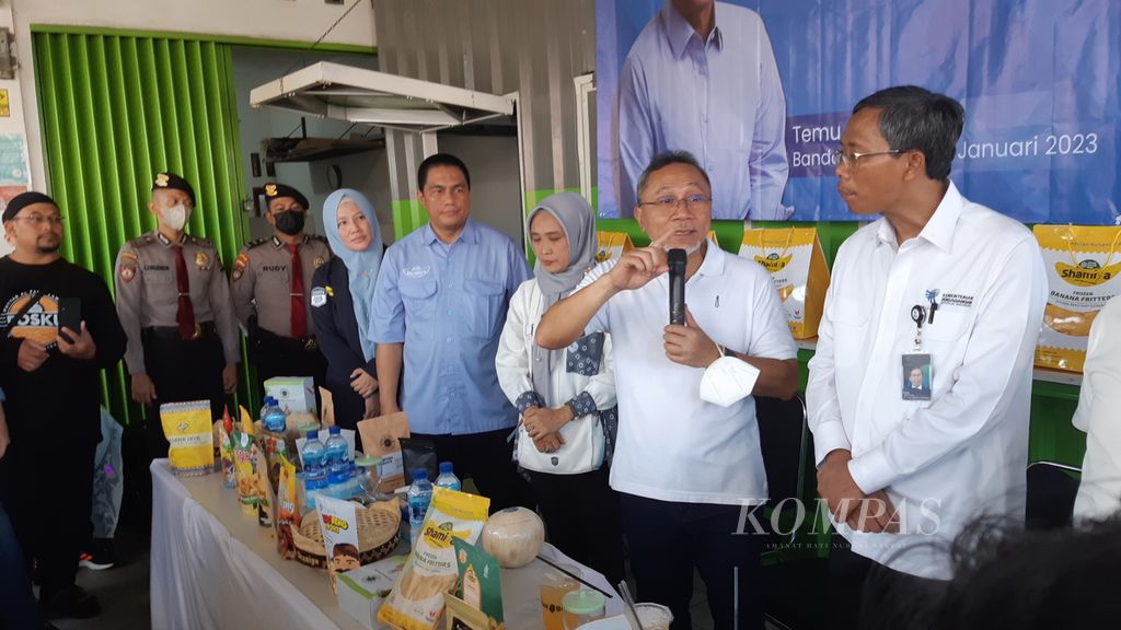 Menteri Perdagangan Zulkifli Hasan meninjau sentra UMKM di Bandar Lampung, Sabtu (7/1/2023). Kementerian Perdagangan mendorong produk UMKM agar bisa menembus pasar ekspor.