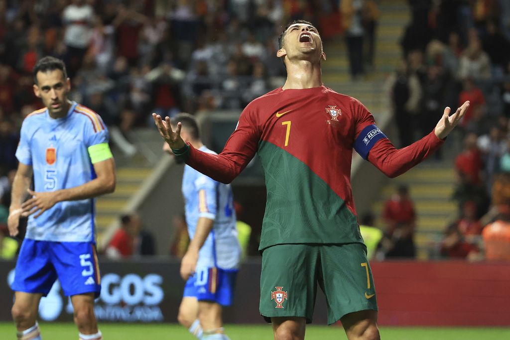 Reaksi penyerang Portugal, Cristiano Ronaldo, setelah gagal mencetak gol dalam pertandingan terakhir Grup A2 Liga Nasional Eropa antara Portugal dan Spanyol di Stadion Municipal de Braga, Portugal, Rabu (28/9/2022) dini hari WIB. 