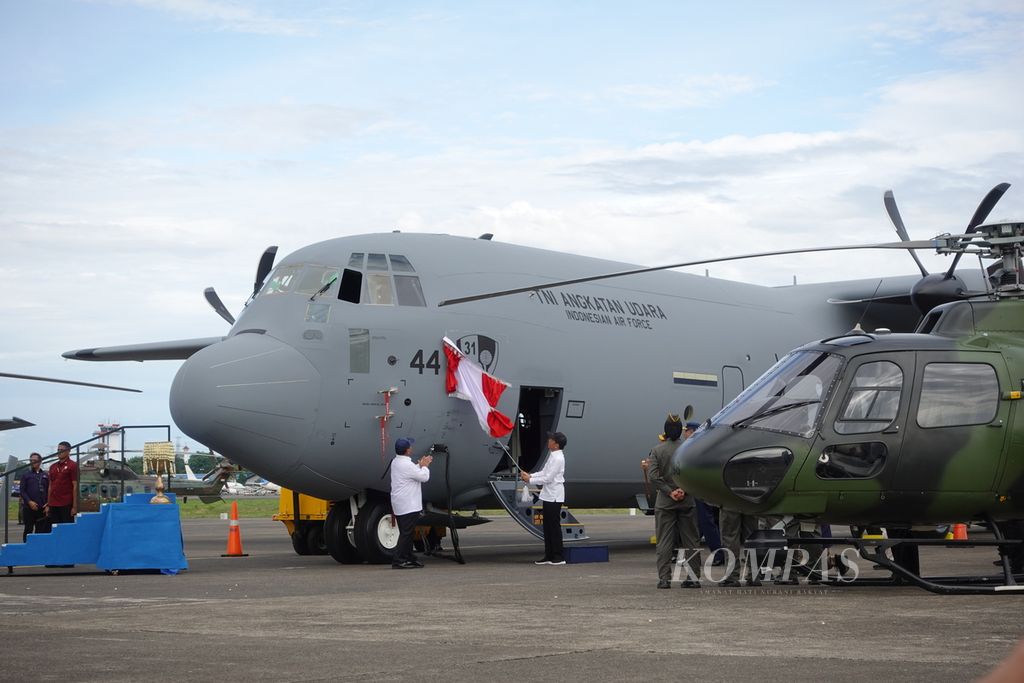 Presiden Joko Widodo menarik tali untuk membuka kain selubung penutup tulisan pada pesawat C-130J-30 Super Hercules A-1344 di Pangkalan TNI AU Halim Perdanakusuma, Jakarta, Rabu, (24/1/2024). 