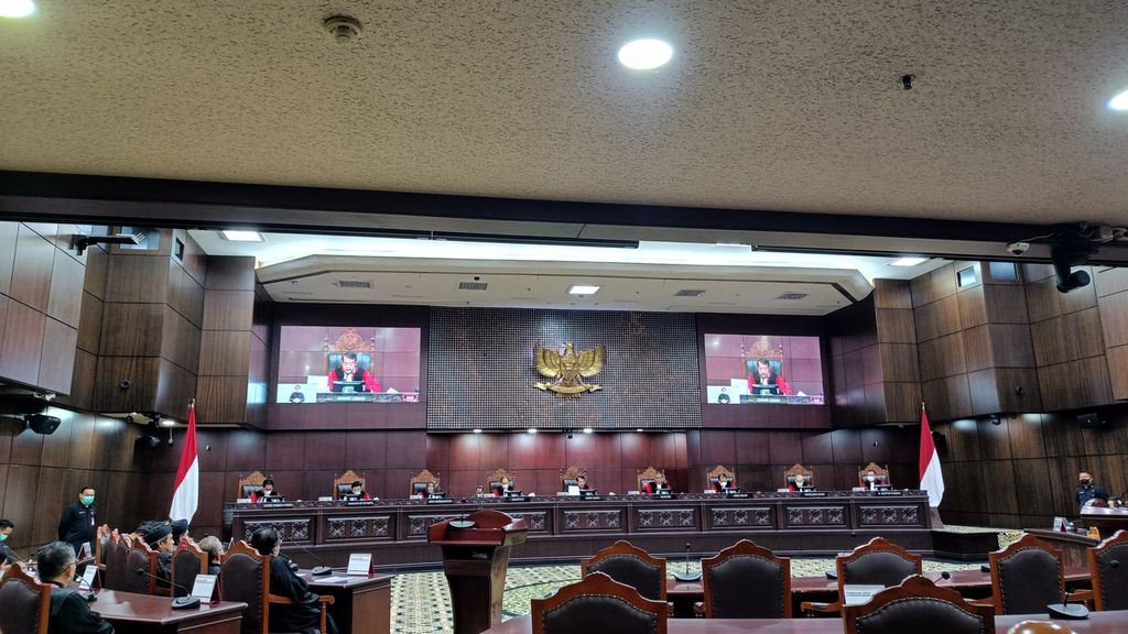 Suasana uji materi Undang-Undang tentang Kitab Undang-undang Hukum Pidana di kompleks Mahkamah Konstitusi, Jakarta, Selasa (28/2/2023). Uji materi dihadiri sembilan hakim konstitusi, para pemohon, perwakilan DPR, dan perwakilan Presiden.
