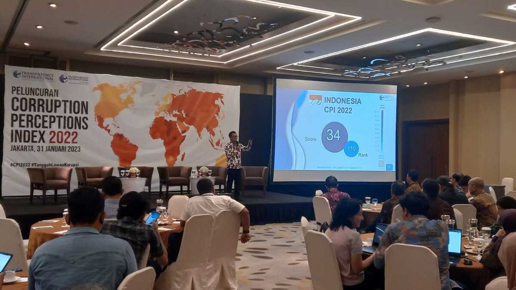 Indeks Persepsi Korupsi Indonesia pada 2022 berada di skor 34 dan berada di peringkat 110 ketika diluncurkan oleh Transparency International Indonesia di Jakarta, Selasa (31/1/2023). Indonesia hanya mampu menaikkan skor IPK sebanyak 2 poin dari skor 32 selama satu dekade terakhir sejak 2012. Penurunan tertajam terjadi pada indikator korupsi sistem politik, konflik kepentingan antara politisi dengan pelaku suap, serta suap untuk izin ekspor-impor.