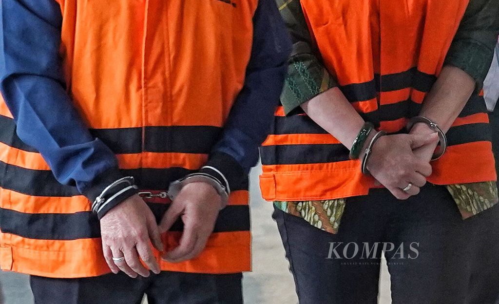 Handcuffs shackled the hands of the Kapuas Regent, Ben Brahim S Bahat, and his wife who is a member of the DPR from the Nasdem Party faction, Ary Egahny, while heading to the exposure room at the Corruption Eradication Commission (KPK) Office, Jakarta, Tuesday (28/3/2023).