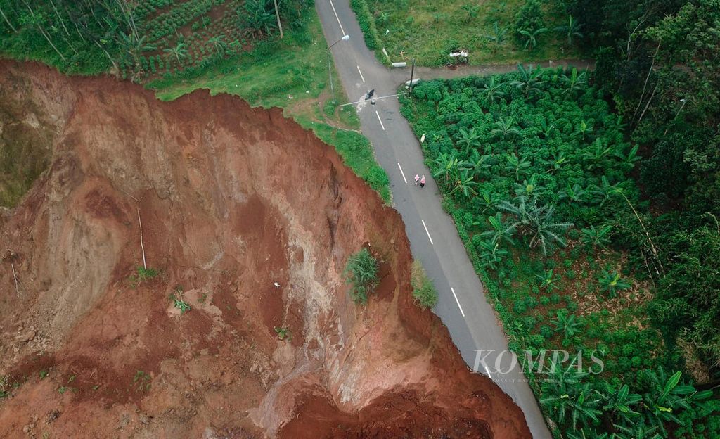 Tanah ambles dan longsor membentuk jurang yang curam dengan kedalaman 30 meter di Desa Kalongan, Kecamatan Ungaran Timur, Kabupaten Semarang, Jawa Tengah, Kamis (26/1/2023). 