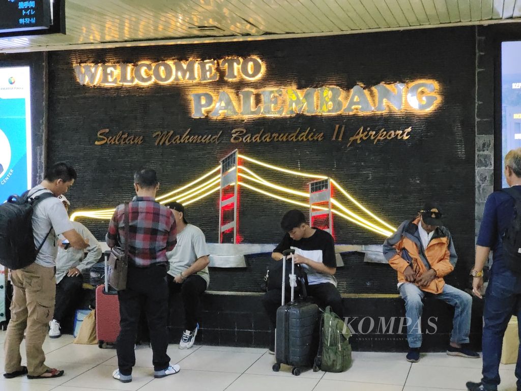 Penumpang yang baru mendarat di Bandara Sultan Mahmud Badaruddin II Palembang, Sumatera Selatan, Sabtu (27/4/2024). 