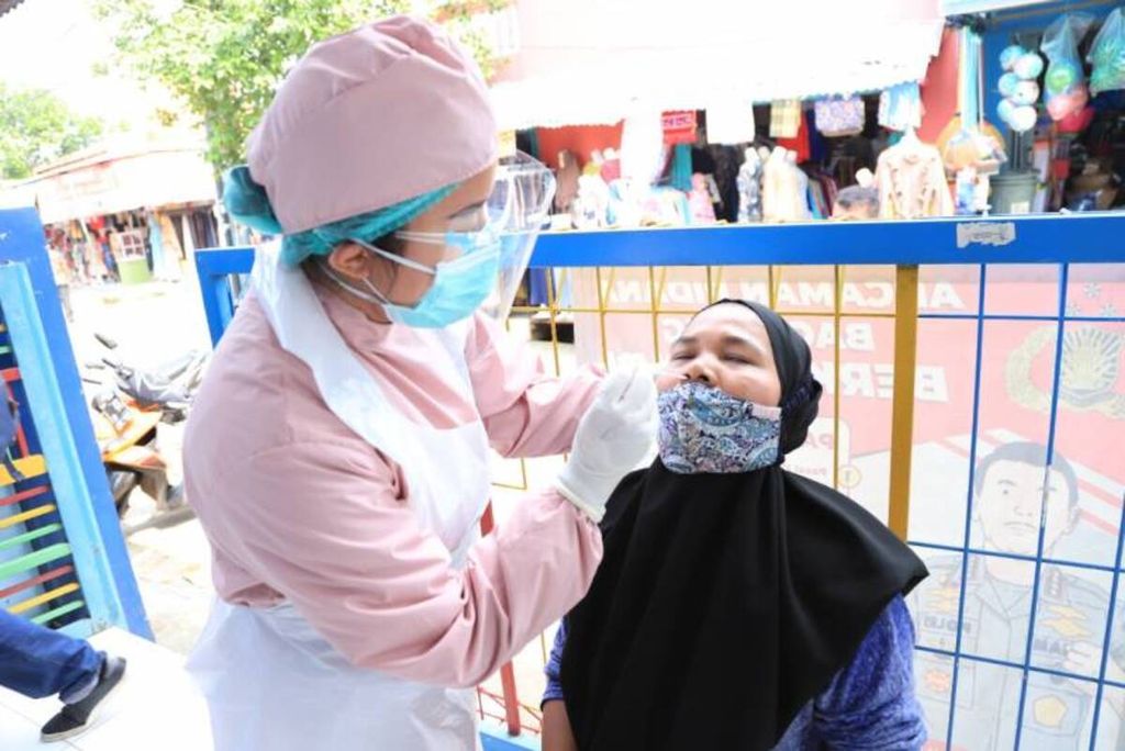 Puskesmas Kunciran, Kecamatan Pinang, melakukan tes usap antigen kepada pedagang di Pasar Blok K Kunciran Indah, Kamis (10/6/2021).