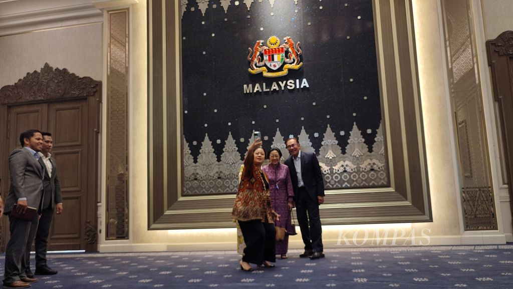 Presiden RI ke-5 Megawati Soekarnoputri bersama putrinya, Puan Maharani, berswafoto dengan Perdana Menteri Malaysia Anwar Ibrahim beserta istri, Wan Azizah, seusai melakukan pertemuan di rumah dinas PM Malaysia, Putrajaya, Selasa (3/10/2023).