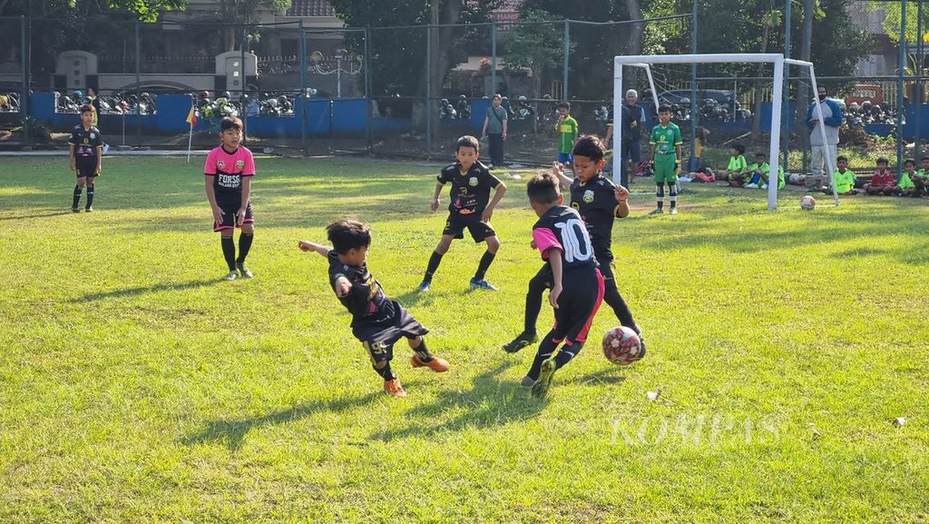 Anak-anak tengah berlatih tanding di lapangan kompleks Stadion Gajayana, Kota Malang, Jawa Timur, Minggu (23/7/2023). Meskipun banyak sekolah sepak bola aktif di Kota Malang, program pembinaan dan kompetisi usia dini berjenjang mati suri dalam delapan tahun terakhir.