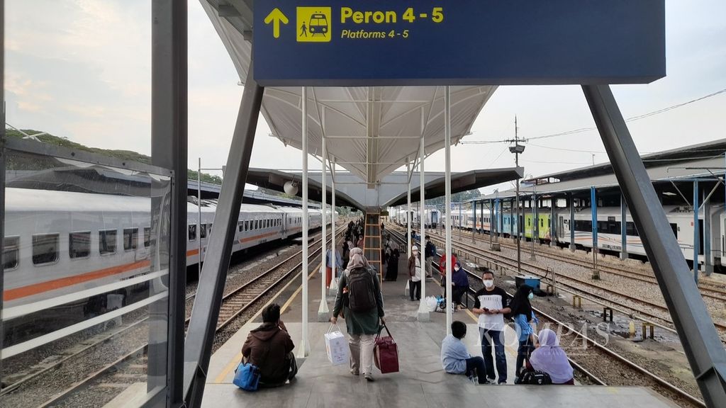 Suasana calon penumpang di Stasiun Malang, Jawa Timur, 21 Mei 2022,