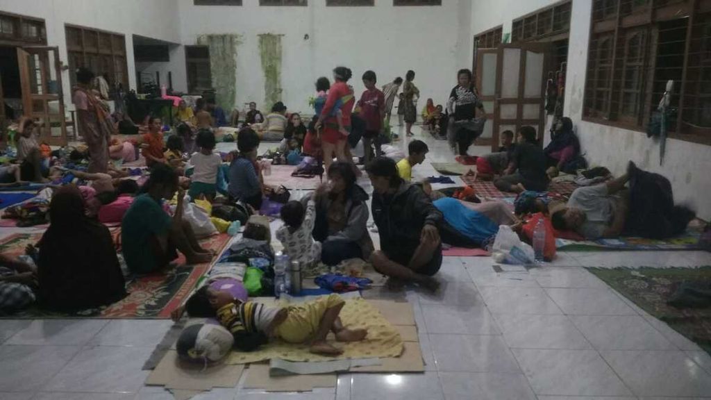 Suasana pengungsian di Masjid Kelurahan Kelgo, Kecamatan Pekalongan Timur, Kota Semarang, Jateng, Minggu (1/1/2023). 