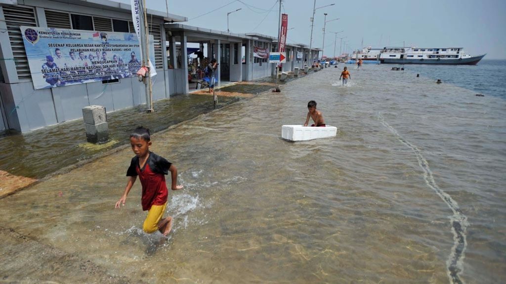 Tidal flood as high as 10-15 cm inundated the Kali Adem pier, Muara Angke, North Jakarta, Wednesday (3/1/2018).