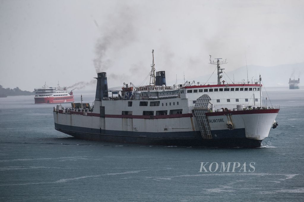 A ferry was serving the cross-Merak-Bakauheni crossing at Bakauheni Port, Lampung, on Saturday (25/12/2021).
