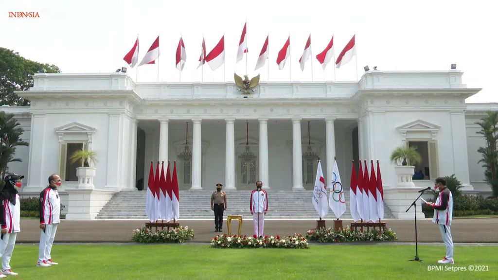 Presiden Joko Widodo melepas kontingen tim Indonesia untuk mengikuti Olimpiade Tokyo, di halaman depan Istana Merdeka, Jakarta, Kamis (8/7/2021). Sebanyak 28 atlet dan 17 ofisial tergabung dalam  kontingen Indonesia untuk Olimpiade Tokyo yang berlangsung pada 23 Juli-10 Agustus 2021.