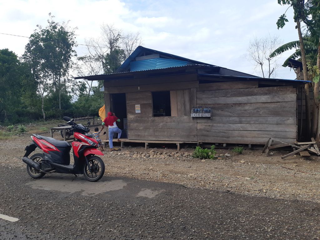 Warung penjual pertalite eceran di Desa Ilwaki, Pulau Wetar, Kabupaten Maluku Barat Daya, Maluku, Rabu (10/8/2022).