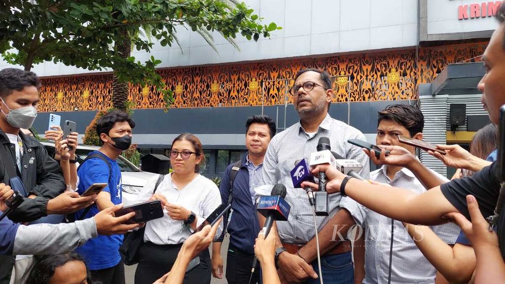 Aktivis hak asasi manusia Haris Azhar dan Fatia Maulidiyanti diwawancarai wartawan saat mendatangi Polda Metro Jaya untuk diperiksa penyidik Direktorat Reserse Kriminal Khusus Polda Metro Jaya, Selasa (1/11/2022).