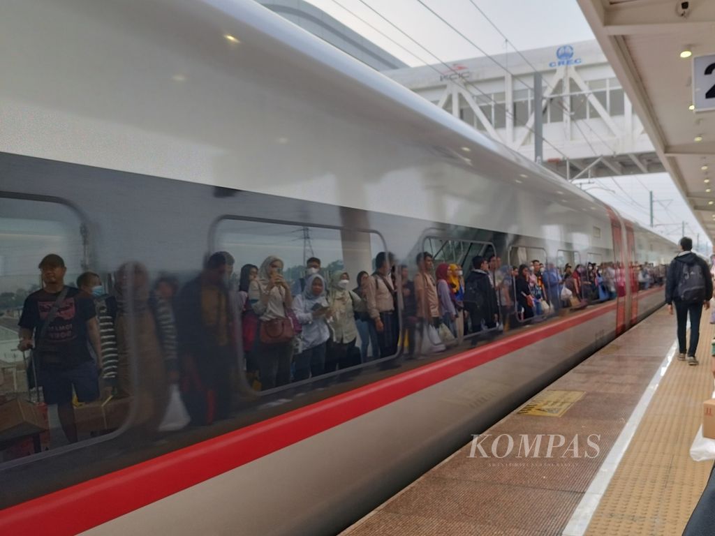 Para penumpang berdiri di peron Stasiun Padalarang, Kabupaten Bandung Barat, Jawa Barat, Jumat (25/11/2023).