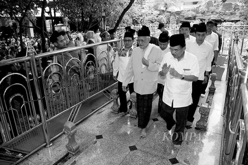 Ketua Umum PKB, Muhaimin Iskandar, Ketua Dewan Syuro PKB, KH Abdul Aziz Mansyur (kanan), cawapres pasangan dari Joko Widodo, Jusuf Kalla, dan petinggi PKB saat berziarah ke makam Sunan Ampel di Surabaya, Jawa Timur  (25/5/2014). 