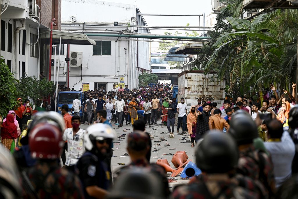 Pekerja garmen Bangladesh bentrok dengan kepolisian dalam unjuk rasa di Gazipur, Bangladesh, 9 November 2023.  