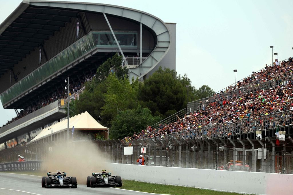 Dua pebalap Mercedes, George Russell (kiri) dan Lewis Hamilton, beradu kecepatan saat sesi kualifikasi balapan Formula 1 di Sirkuit Barcelona-Catalunya, Spanyol, Sabtu (3/6/2023). 