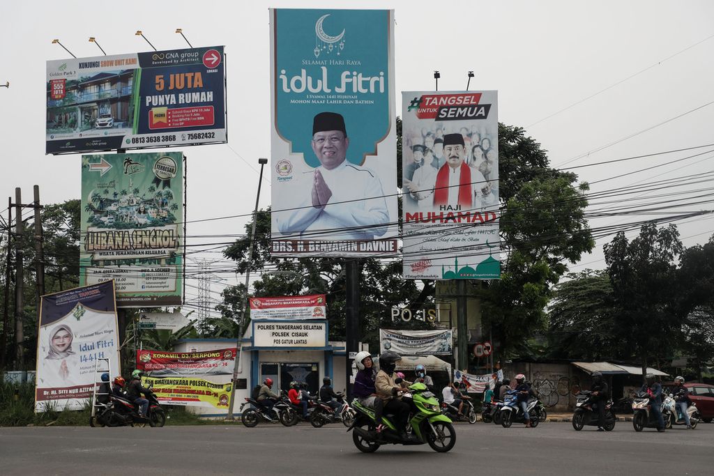 Baliho bakal calon wali kota Tangerang Selatan berbaur dengan baliho iklan perumahan terpasang di perempatan Muncul, Kota Tangerang Selatan, Jumat (10/7/2020). 
