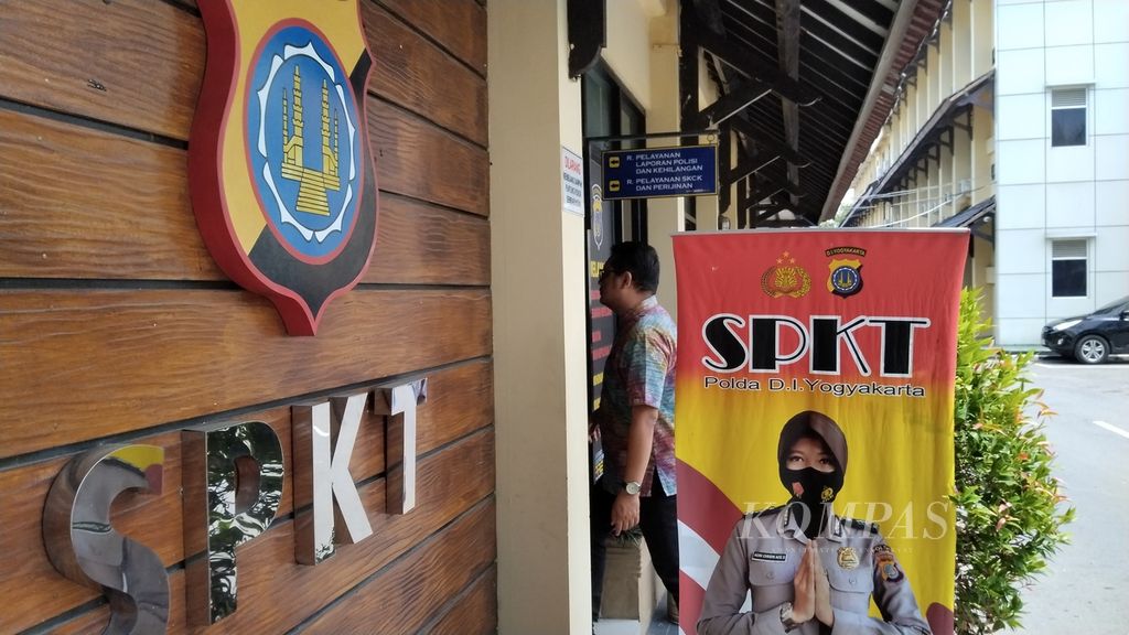 Pengunjung memasuki ruangan Sentra Pelayanan Kepolisian Terpadu (SPKT) di Markas Kepolisian Daerah DI Yogyakarta di Kabupaten Sleman, Selasa (30/1/2024).
