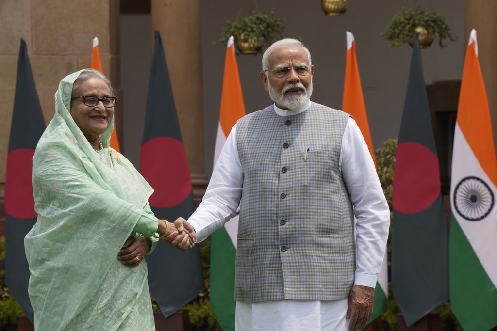 Perdana Menteri India Narendra Modi (kanan) berjabat tangan dengan PM Bangladesh Sheikh Hasina saat keduanya bertemu di New Delhi, India, Sabtu (22/6/2024). 