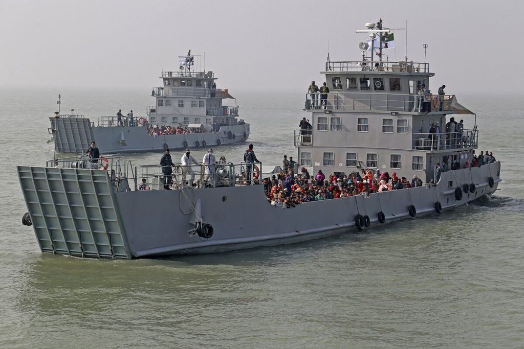 Tujuh kapal angkatan laut dikerahkan untuk mengangkut pengungsi Rohingya.