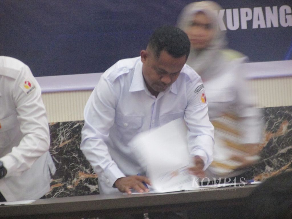 Ketua KPU Timor Tengah Selatan Martinus Krivo sedang menandatangani nota perjanjian hibah bersama Pemprov NTT untuk Pilkada 2024 di Kupang, Rabu (15/11/2023).