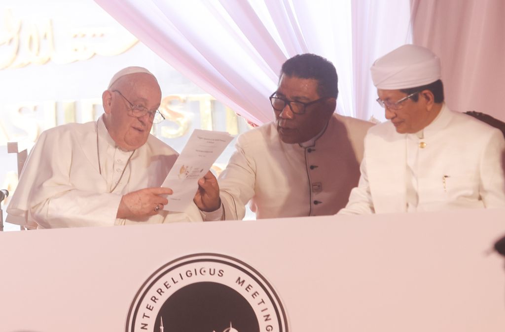 Paus Fransiskus bersama Imam Besar Masjid Istiqlal Nasaruddin Umar menandatangani deklarasi perdamaian dan lingkungan hidup dalam pertemuan tokoh agama di Plaza Al Fatah, kompleks Masjid Istiqlal, Jakarta, Kamis (5/9/2024). 