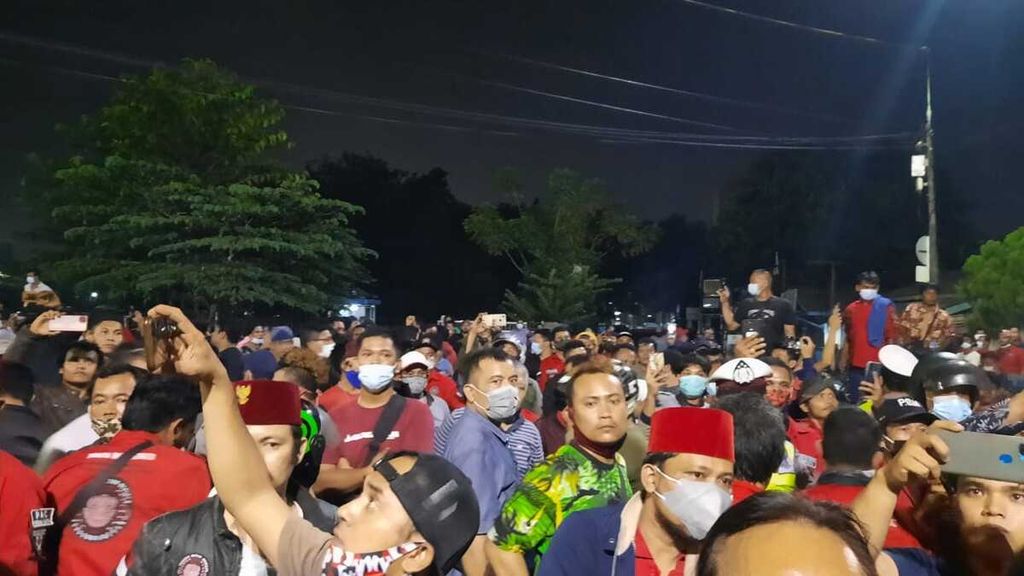 Ilustrasi. Situasi massa antarormas di Polres Metro Bekasi Kota, Selasa (8/6/2021) malam. Dua kubu ormas sempat terlibat bentrokan di depan kantor polisi tersebut.