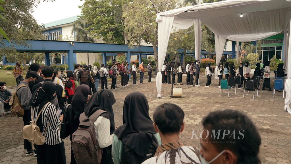 Job seekers queue to enter the job fair or Global Job Fair 2022 at the Cevest Vocational and Productivity Training Center (BBPVP) Bekasi, Bekasi City, West Java, Wednesday (7/9/2022.