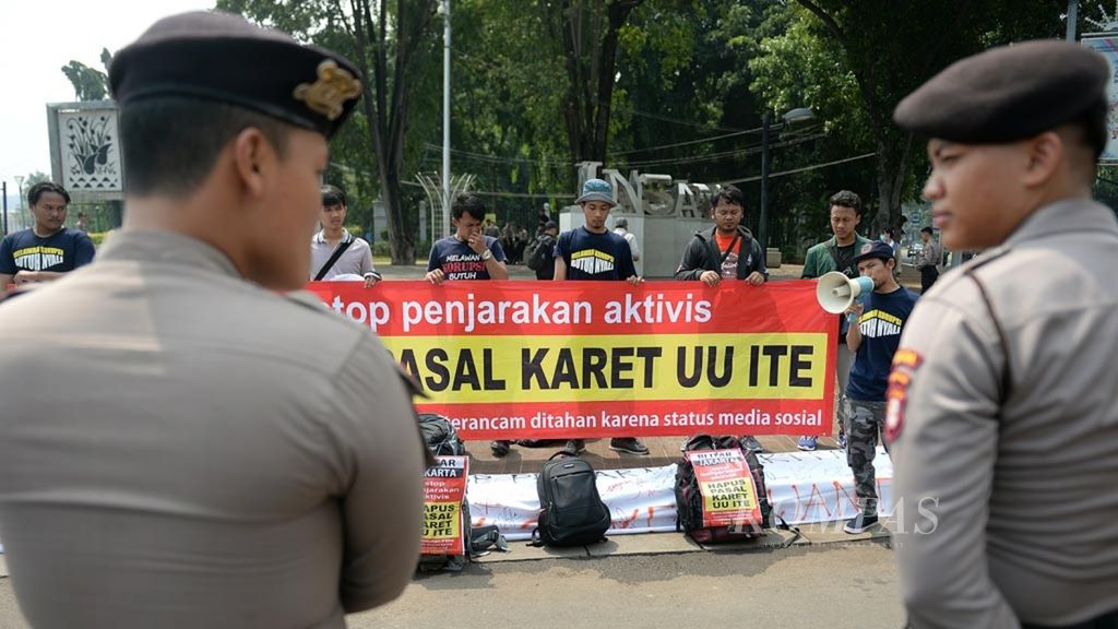 Aktivis yang tergabung dalam Komite Rakyat Pemberantas Korupsi menggelar unjuk rasa di depan Istana Merdeka Jakarta, Selasa (8/1/2019). Mereka menyerukan untuk menghapus pasal karet dalam UU ITE.