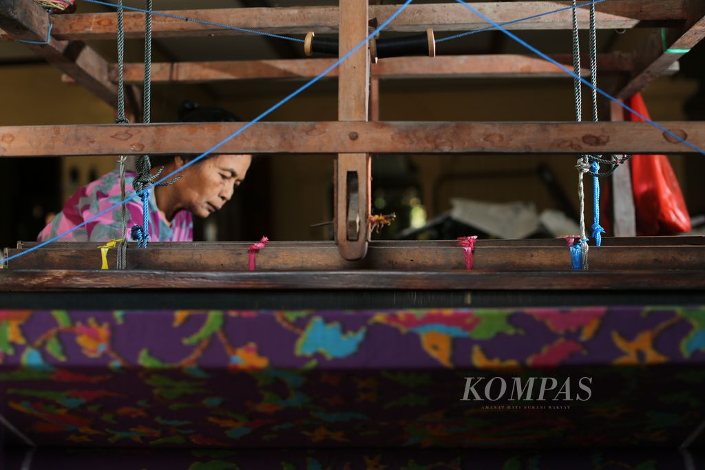 Penenun Kain Endek BaliProduksi tenun tradisional kain endek Berdikari di Karangasem, Bali.Kompas/Yuniadhi Agung (MYE)16-07-2014Foto cerita kompas.id