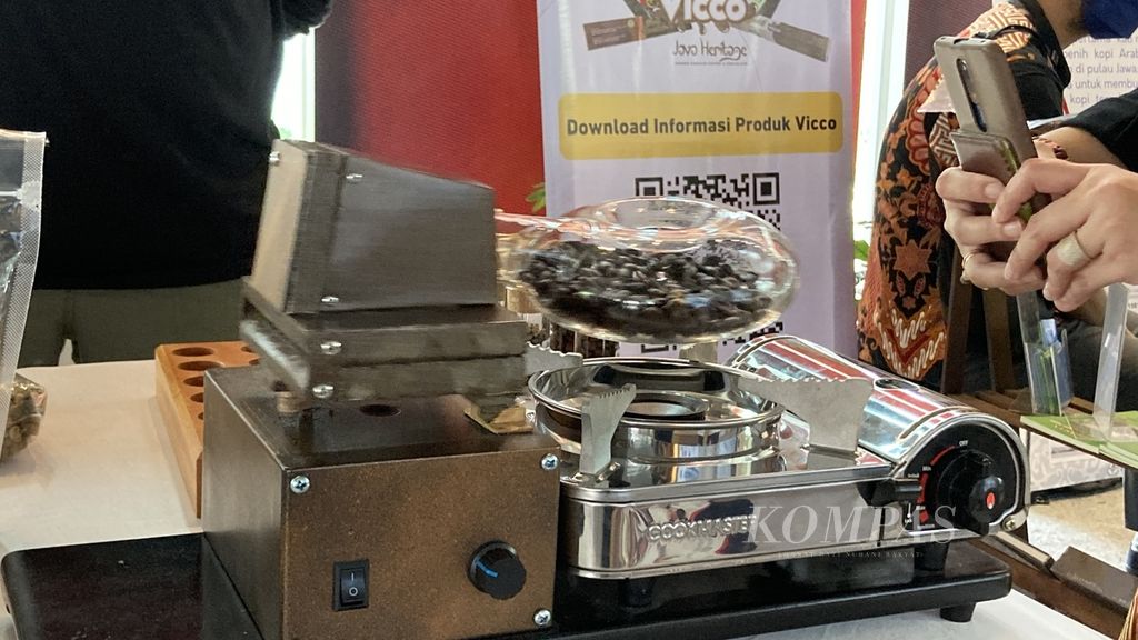 Mesin penggiling kopi otomatis buatan inovator mesin kopi dari Pangalengan, Kabupaten Bandung, Jawa Barat, Irawan Halim, dipamerkan pada pameran bertajuk ”Aroma Kopi @ Balai Kirti” di Museum Kepresidenan RI Balai Kirti, Kota Bogor, Selasa (30/8/2022). Pameran ini berlangsung pada 30-31 Agustus 2022. Rangkaian acara pameran ini antara lain lomba <i>manual fun brewing</i>, demo dan lokakarya menyeduh kopi, seminar, dan gelar wicara.