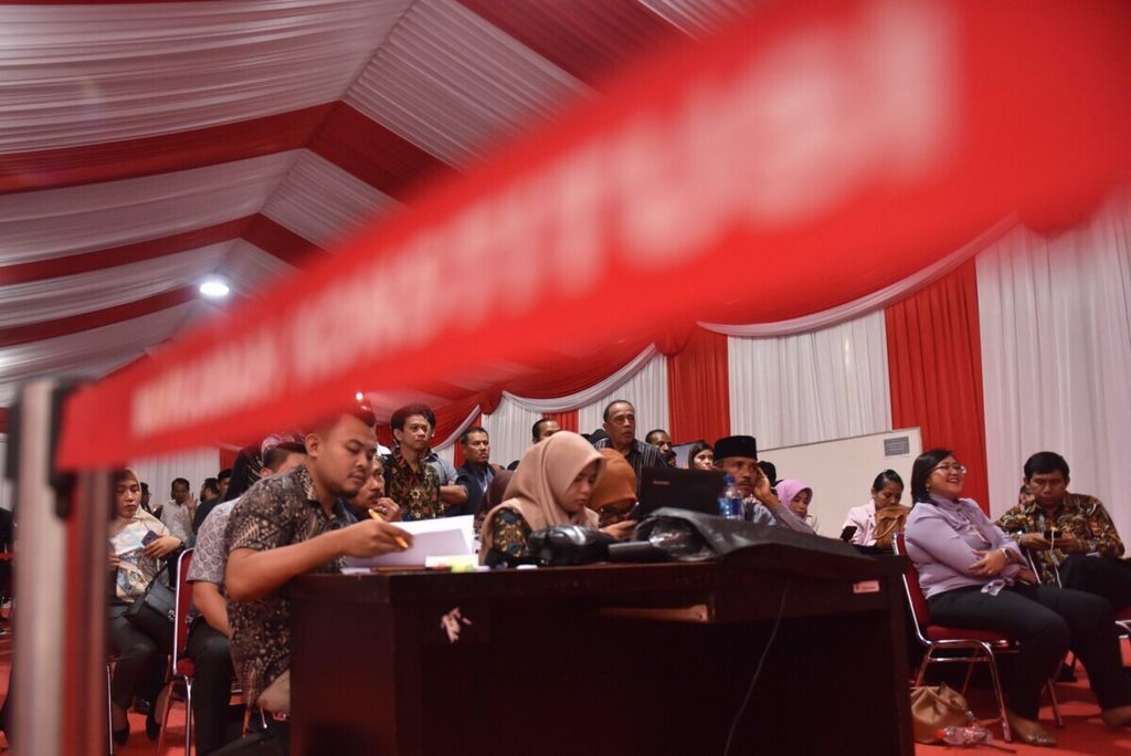 Para pengunjung menyaksikan sidang pendahuluan Perselisihan Hasil Pemilu (PHPU) Legislatif 2019 dari tenda di halaman depan Gedung Mahkamah Konstitusi (MK), Jakarta Pusat, Selasa (9/7/2019). 