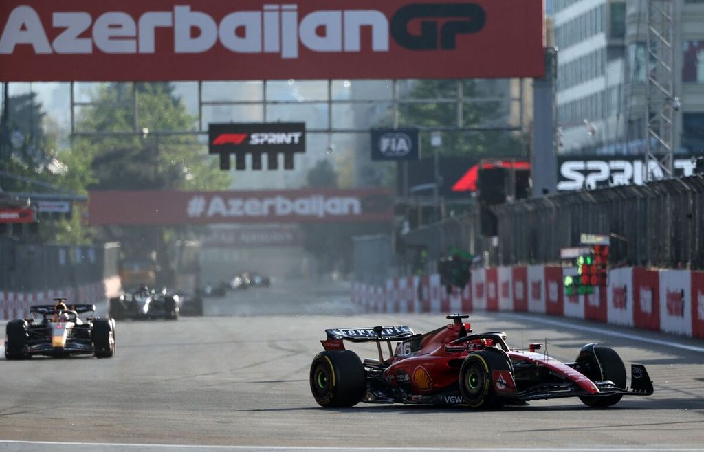 Pebalap tim Ferrari Charles Leclerc memacu mobilnya dalam balap sprint Formula 1 Seri Azerbaijan di Sirkuit Kota Baku, Baku Sabtu (29/4/2023).