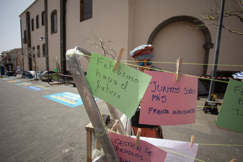 Tulisan protes di samping tenda aktivis yang mogok makan untuk memprotes pembangunan infrastruktur pariwisata secara masif di La Laguna, di Tenerife, Kepulauan Canary, Spanyol, 13 April 2024. 