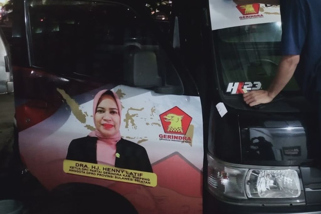 Pekerja memasang stiker caleg di kendaraan, di Malomo Digital Printing, Makassar, Sulsel, Rabu (13/12/2023). Usaha percetakan salah satu yang menerima berkah pesta demokrasi walau banyak yang mendapat untung tipis.