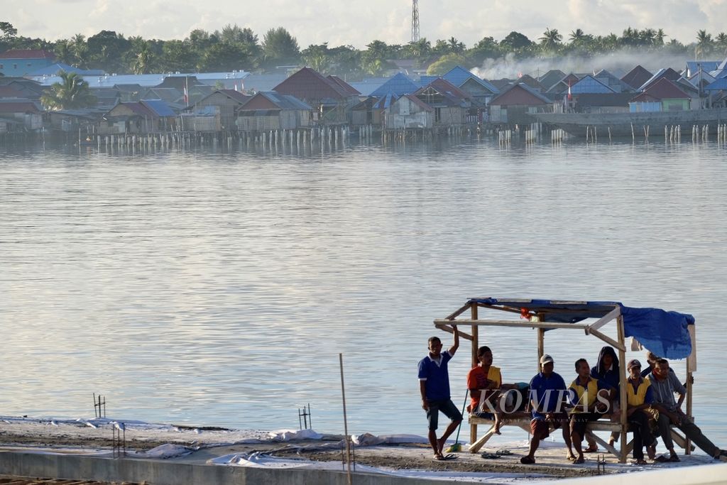 Lanskap Kampung Mola, Wakatobi, Sulawesi Tenggara, Rabu (8/6/2022). Sebanyak 525 sertifikat tanah akan dibagikan pemerintah kepada warga Kampung Mola yang tinggal di pesisir Wakatobi. Sebagian besar dari mereka tinggal di rumah semipermanen yang dibangun di atas laut.