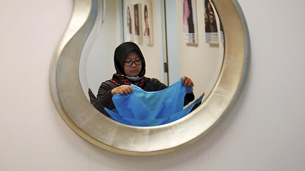 Cermin dengan bingkai artistik di sebuah klinik perawatan gigi di Mega Kuningan, Jakarta, Jumat (9/3).