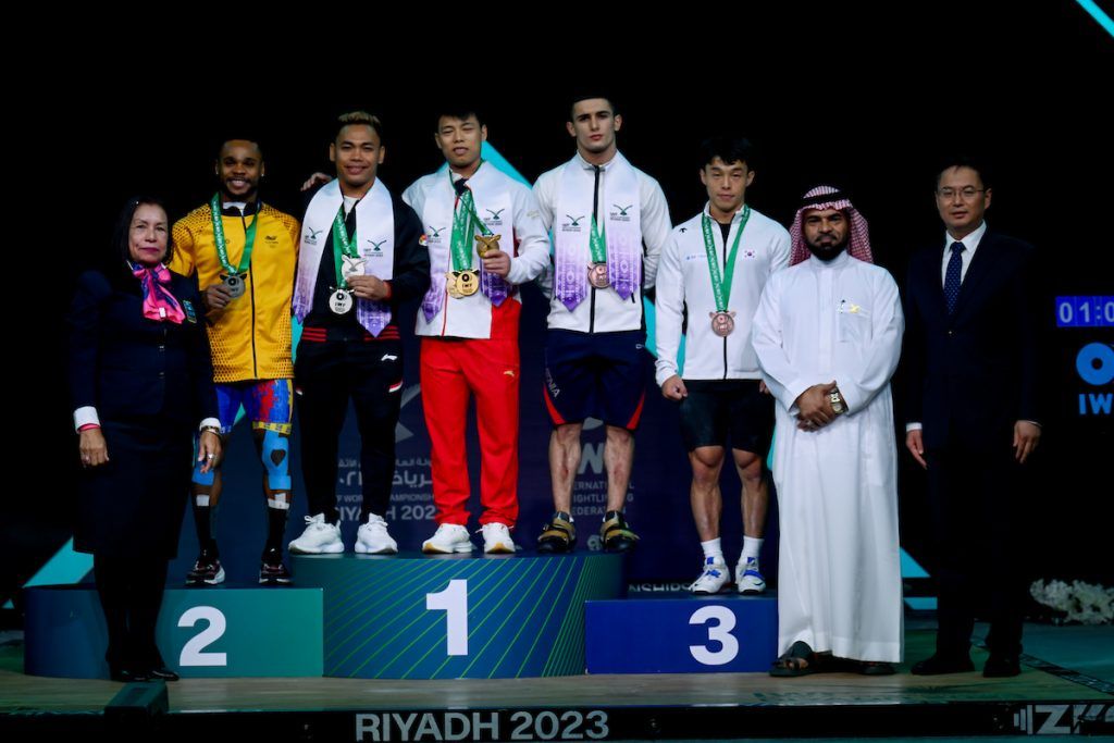 Lifter Indonesia, Eko Yuli Irawan (tiga dari kiri), naik podium usai meraih dua medali perak di Kejuaraan Dunia Angkat Besi 2023, Riyadh, Arab Saudi. Turun di kelas 67 kilogram putra, Eko Yuli meraih medali perak dari total angkatan 321 kilogram, Kamis (7/9/2023).