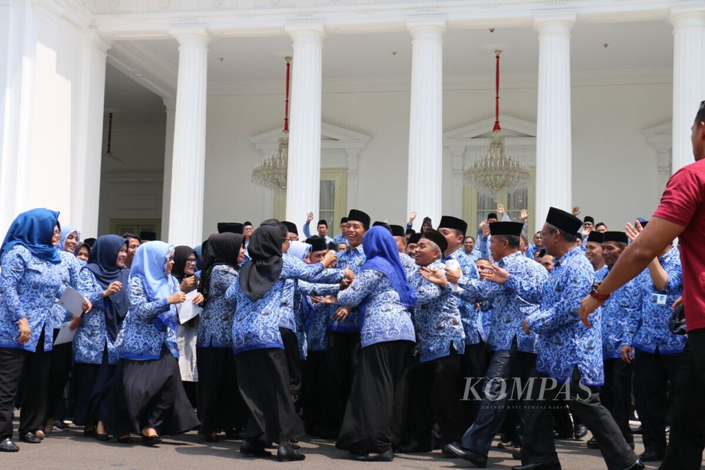 Korpri officials want to shake hands with President Joko Widodo after a group photo session in front of the Merdeka Palace, Jakarta,  on Tuesday (26/2/2019).