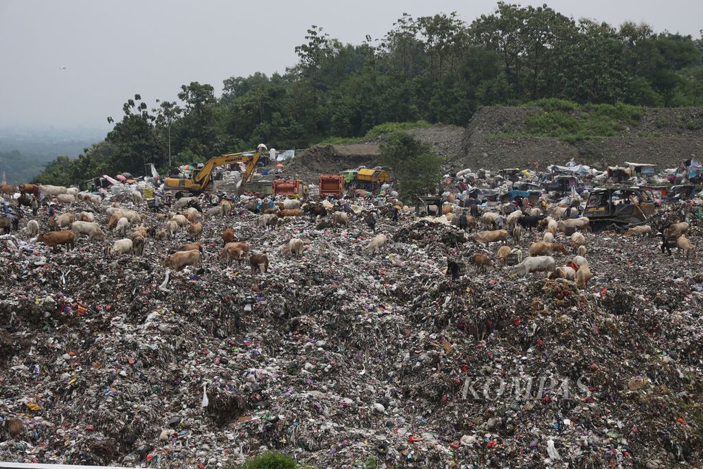 Aktivitas pembuangan sampah di TPA Piyungan, Desa Sitimulyo, Piyungan, Bantul, Daerah Istimewa Yogyakarta, Selasa (28/2/2023). Warga sekitar TPA Piyungan mengeluhkan lubernya limbah air lindi ke kawasan permukiman dan sawah. Pengolahan air lindi di TPA Piyungan memanfaatkan bakteri pengurai dan saat ini belum mampu mengimbangi jumlah volume sampah yang dibuang ke tempat itu.
