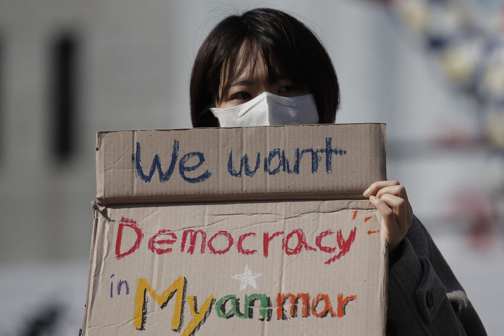 Seorang anggota kelompok sipil Korea Selatan memegang poster saat mengikuti aksi unjuk rasa menentang kudeta militer Myanmar di Seoul, Korea Selatan, Rabu (3/3/2021). 