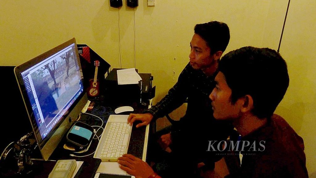 Kremov Pictures founder, Darwin Mahesa edited images for the film Sultan Ageng Tirtayasa in Cilegon, Banten, on Wednesday (16/8/2017).