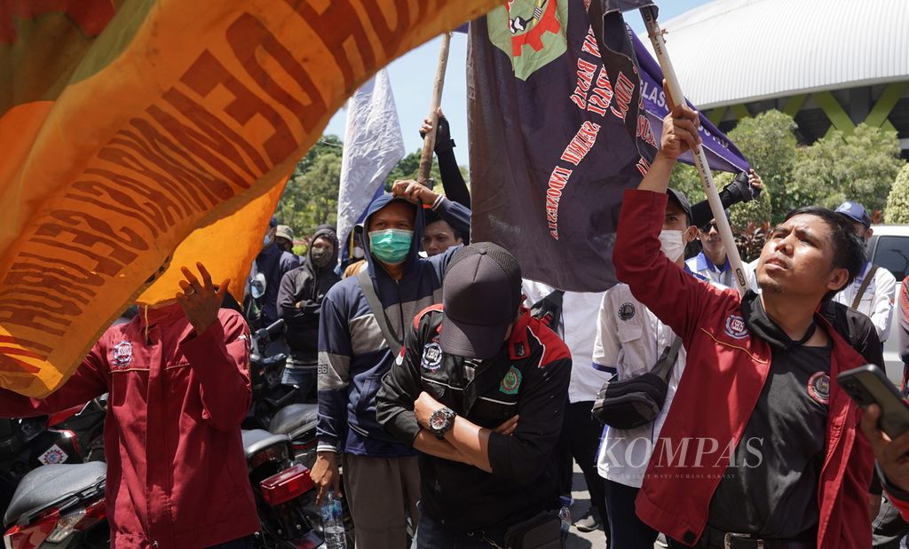 Buruh berunjuk rasa di Kantor Dinas Tenaga Kerja Kota Bekasi di Jawa Barat, Selasa (29/11/2022). Mereka menuntut kenaikan upah upah minimum kota (UMK) 2023 sebesar 13 hingga 20 persen. 