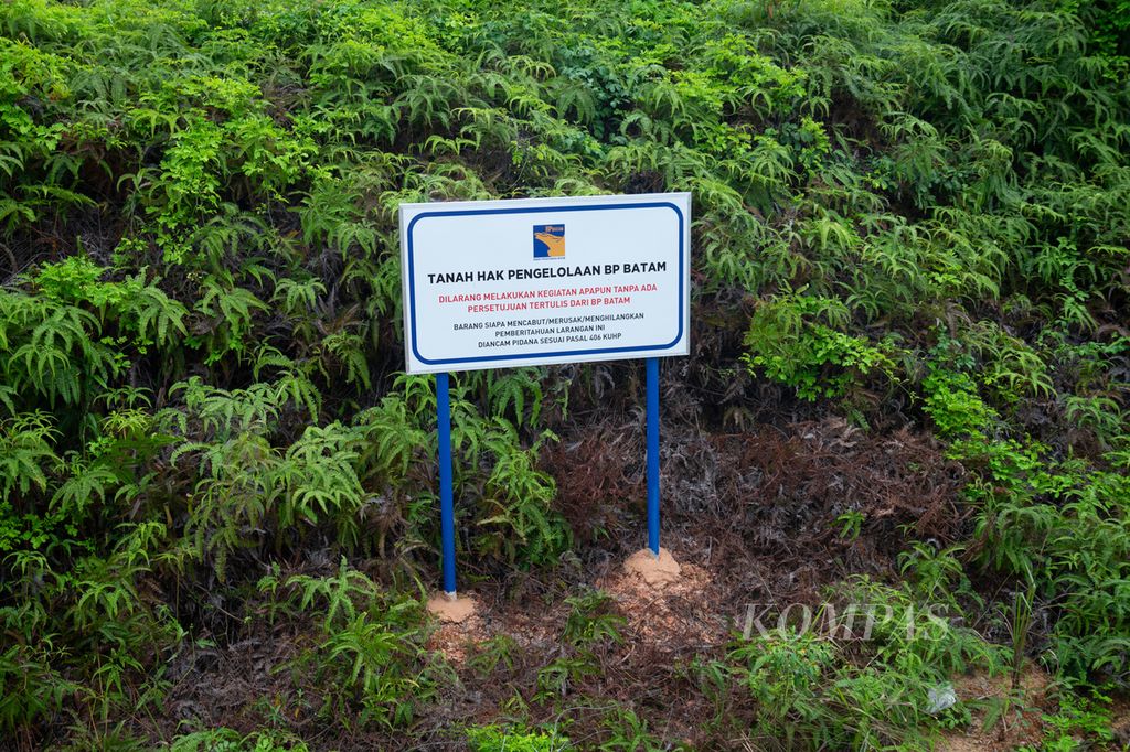 Papan penanda kepemilikan lahan dipasang Badan Pengusahaan Batam di sejumlah titik di Kampung Tanjung Banun, Pulau Rempang, Batam, Selasa (5/3/2024).